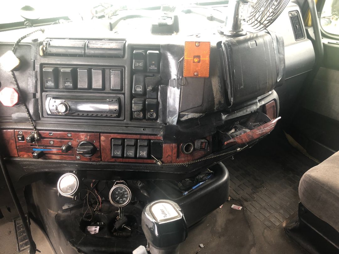 1999 VOLVO VNL64T770 - Image 10